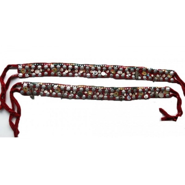 Tribal sametový červený pás s Kuchi starožitnými přívěšky